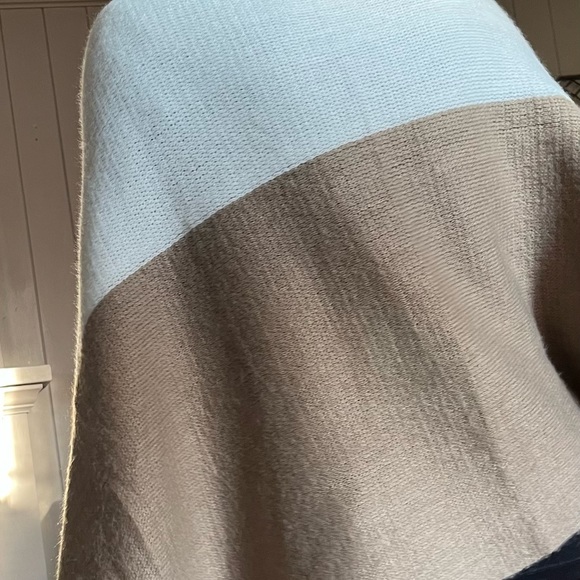 Ladies shawl, wrap, shrug acrylic sweater with zipper in cream and taupe shades - Picture 5 of 5